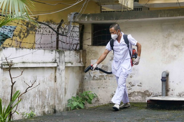 Nhân viên y tế quận Hai Bà Trưng phun hóa chất diệt muỗi tại các khu dân cư trên địa bàn quận. (Ảnh: Tuấn Đức/TTXVN)